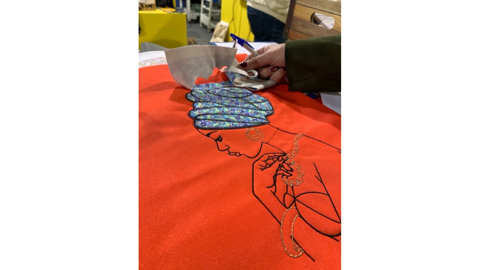 <p>In fiera Embroidery Service propone la ‘contaminazione’ tra diverse tecniche, per esempio stampa e ricamo a punto spugna, per ottenere una customizzazione unica e originale</p>
